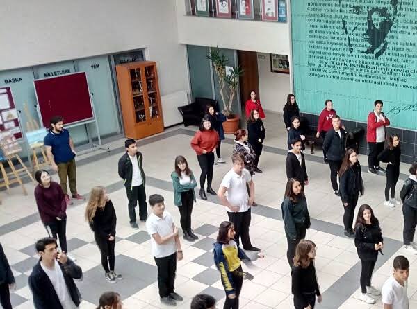 nocontextadml's tweet photo. Acılara yürüyor korkmuyorum
Arada bir kalbini yokluyorum
Cennetten çiçek mi topluyorum
Herkesi sen gibi kokluyorum https://t.co/QQhZG7mTdH