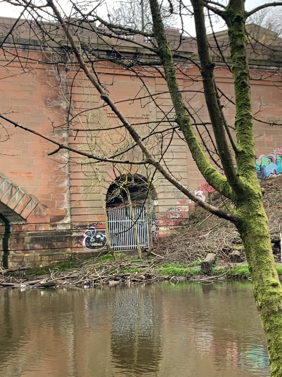 ptupdate's tweet photo. Tell me, @GlasgowCC - has access under Queen Margaret Bridge been blocked at the order of wealthy West End property owners on the other side? Have you sold public land to allow this? If so, what did you get for prime acreage? #answerRequired https://t.co/TIAijy3NaG