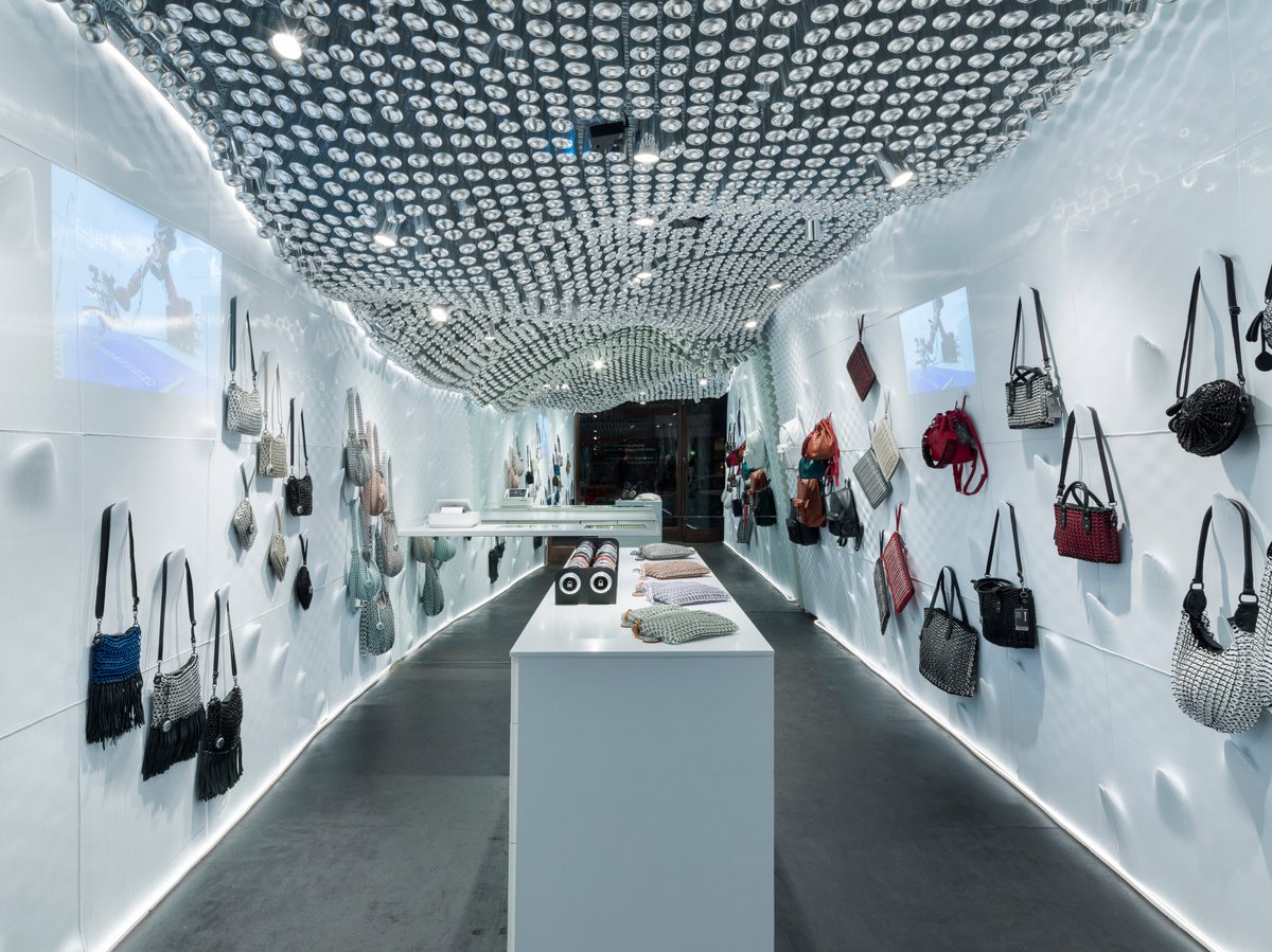 It’s #ZeroWasteWeek and what better way to celebrate than with the world’s first zero-waste store? ♻️ <a href="/Bottletoppers/">BOTTLETOP</a> groundbreaking flagship was created using 3D printers and recycled plastic waste and is home to its range of ethical and sustainable accessories.📍84 Regent Street