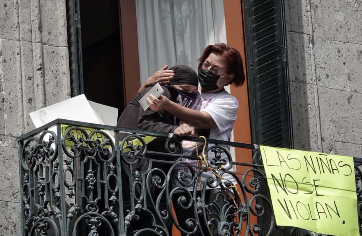 marianaliru's tweet photo. Acá otras fotos de la toma de la CNDH de Andrea Murcia @Usagii_ko 

Yo no veo vandalismo. Veo un Estado ausente que ha destrozado vidas por su injusticia e impunidad. Veo dolor, veo duelo. Veo resistencia, veo lucha, veo exigencia. No es vandalizar, es EXIGIR justicia. https://t.co/nmVNZK37gs