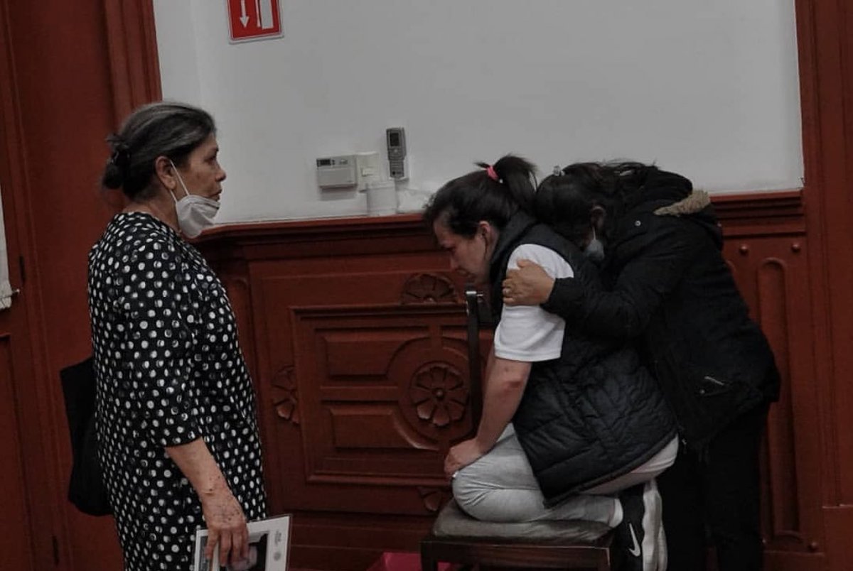 marianaliru's tweet photo. Acá otras fotos de la toma de la CNDH de Andrea Murcia @Usagii_ko 

Yo no veo vandalismo. Veo un Estado ausente que ha destrozado vidas por su injusticia e impunidad. Veo dolor, veo duelo. Veo resistencia, veo lucha, veo exigencia. No es vandalizar, es EXIGIR justicia. https://t.co/nmVNZK37gs