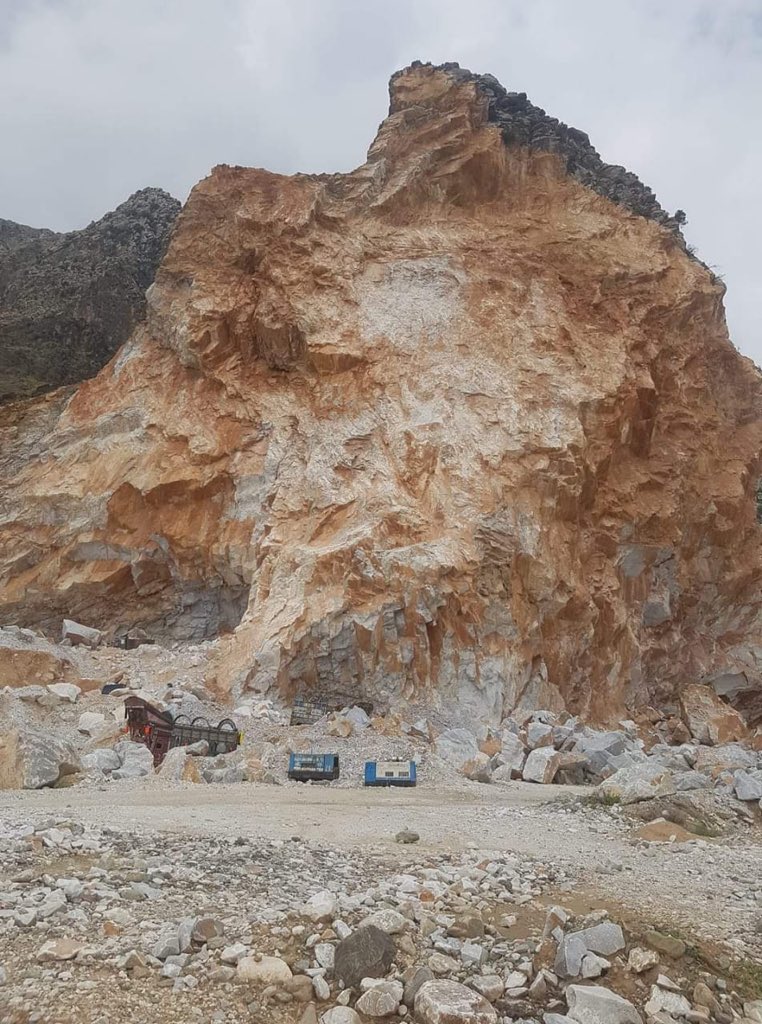 ضلع مہمند کے تحصيل صافى میں ماربل پہاڑ زیارت کے گرنے کے حادثہ میں قیمتی جانوں کے ضیاع پر گہرا افسوس ہوا۔ ضلعی انتظامیہ ، ریسکیو 1122 فوری طور پر امدادی کاروائیاں تیز کرکے لاشوں کو نکالیں تاکہ قیمتی جانوں کا ضیاع کم سے کم ہوں

#1122_ResCue
<a href="/BilalYasirBjr/">Bilal Yasir</a> 
<a href="/hasbanullahkhan/">Hasban Ullah</a>