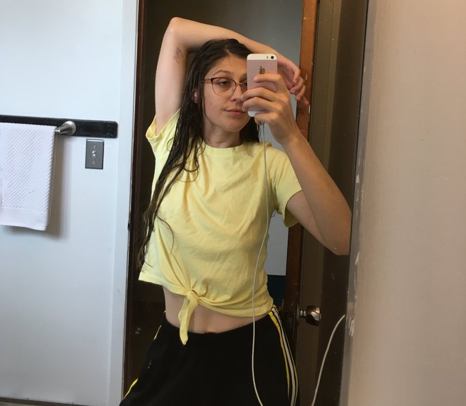 Will someone teach me how to braid hair someday 🥺🙏💛💛 https://t.co/EnFXM0XqYl