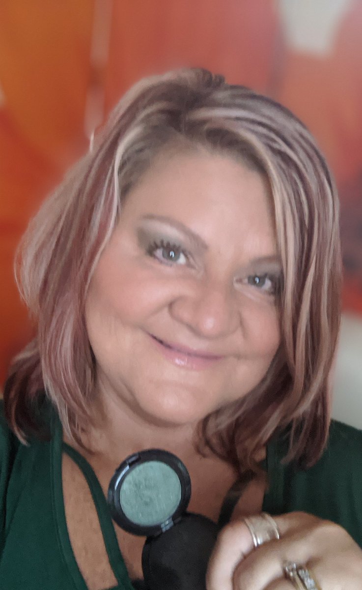 buckeyebonusmom's tweet photo. Showing my #GreenEyes look today #farmasi #makeuplooks #mascara #lipconditioner #candylips
https://t.co/iPEtILEyBj https://t.co/6370EIIdYS
