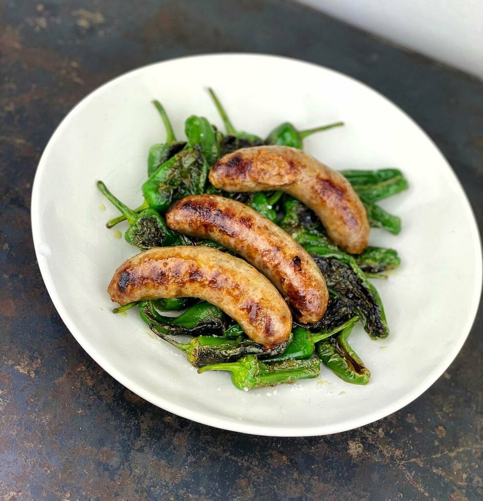 kuechenjunge's tweet photo. Chili-Cheddar-Bratwurst von der @metzgerei_ropertz auf Pimientos de Patron. Die Wurst hat mir sehr gut gefallen, beim nächsten Mal gerne noch mehr Käse! 🤤🧀💚 
——
#wurst #bratwurst #cheese #chili #butcher #metzger #pimientosdepadron #pimientos #cheesel… https://t.co/rEb71w5irE https://t.co/1qtRb8PiQz
