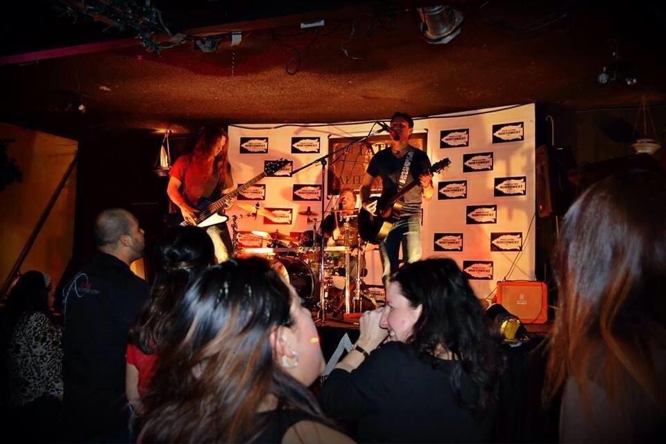 Africavioleta's tweet photo. Haciendo lo que mejor sabemos 🎸 🥁🎸 #LiveShows #SpanishRock #Seattle Doing what we do best! https://t.co/Qk1ssTRSuD
