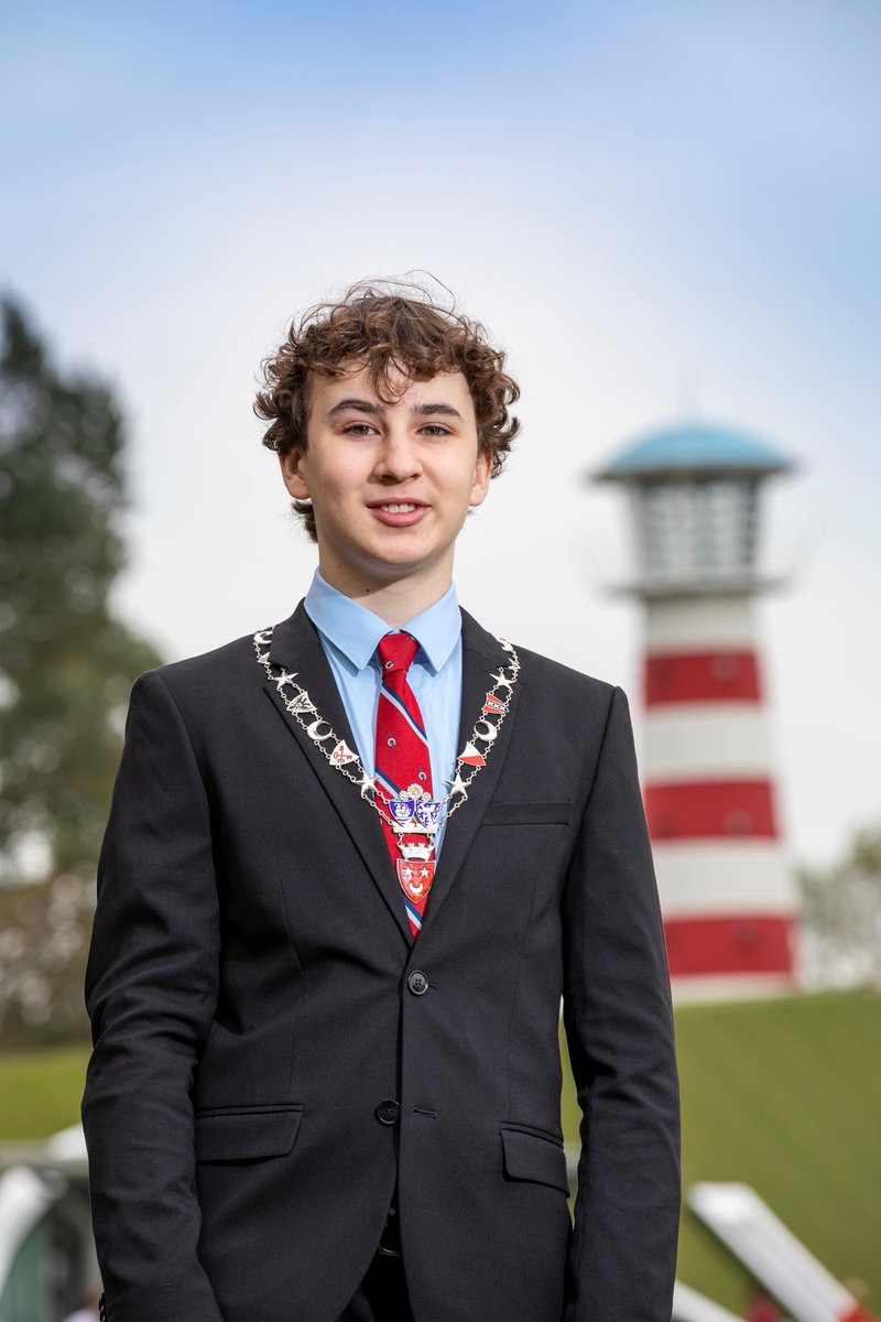 Madurodam heeft een nieuwe burgemeester. Cas (15) mag Madurodam een jaar lang besturen. 

#nieuweburgemeester #madurodam #verkiezing