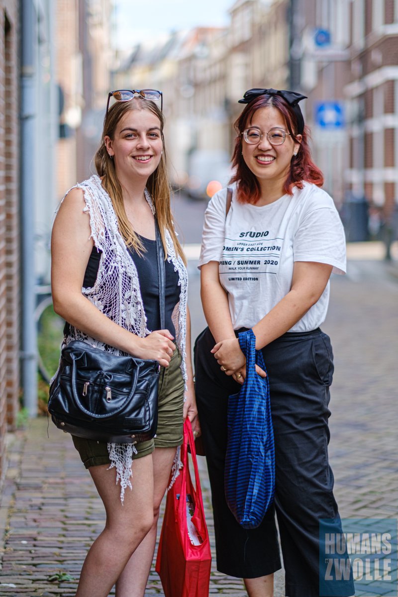 HumansOfZwolle's tweet photo. Romy (links) en Yulin hebben elkaar een jaar niet gezien en spraken af in #Zwolle om weer eens bij te kletsen. Over hun studies, China, corona en gewoon alles wat hen bezighoudt: https://t.co/GmL6Ar8uFb
#stories #humansofzwolle #echteverhalen #mensenmakendestad #vriendschap https://t.co/xBpC32Bgd8