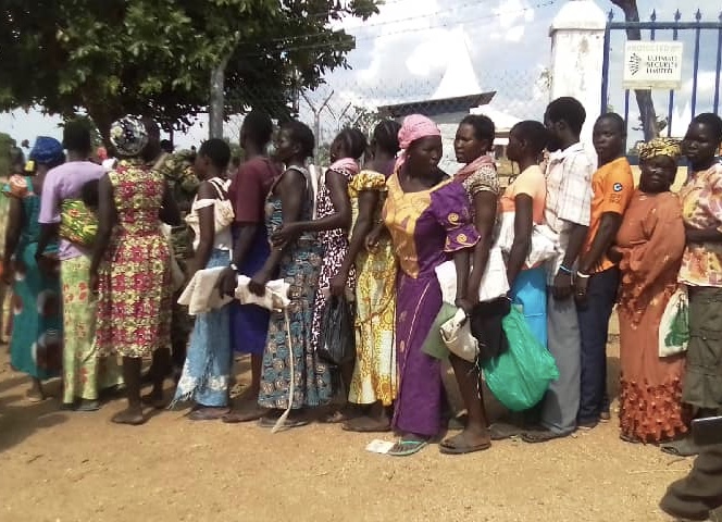 Close to 200,000 #Refugees have received one free #facemask per person, according to #UNHCR. But Refugee Welfare Council Chairperson, Geriga Charles, who is the refugees’ representative wants more. crossbordernet.org/coronavirus-re…