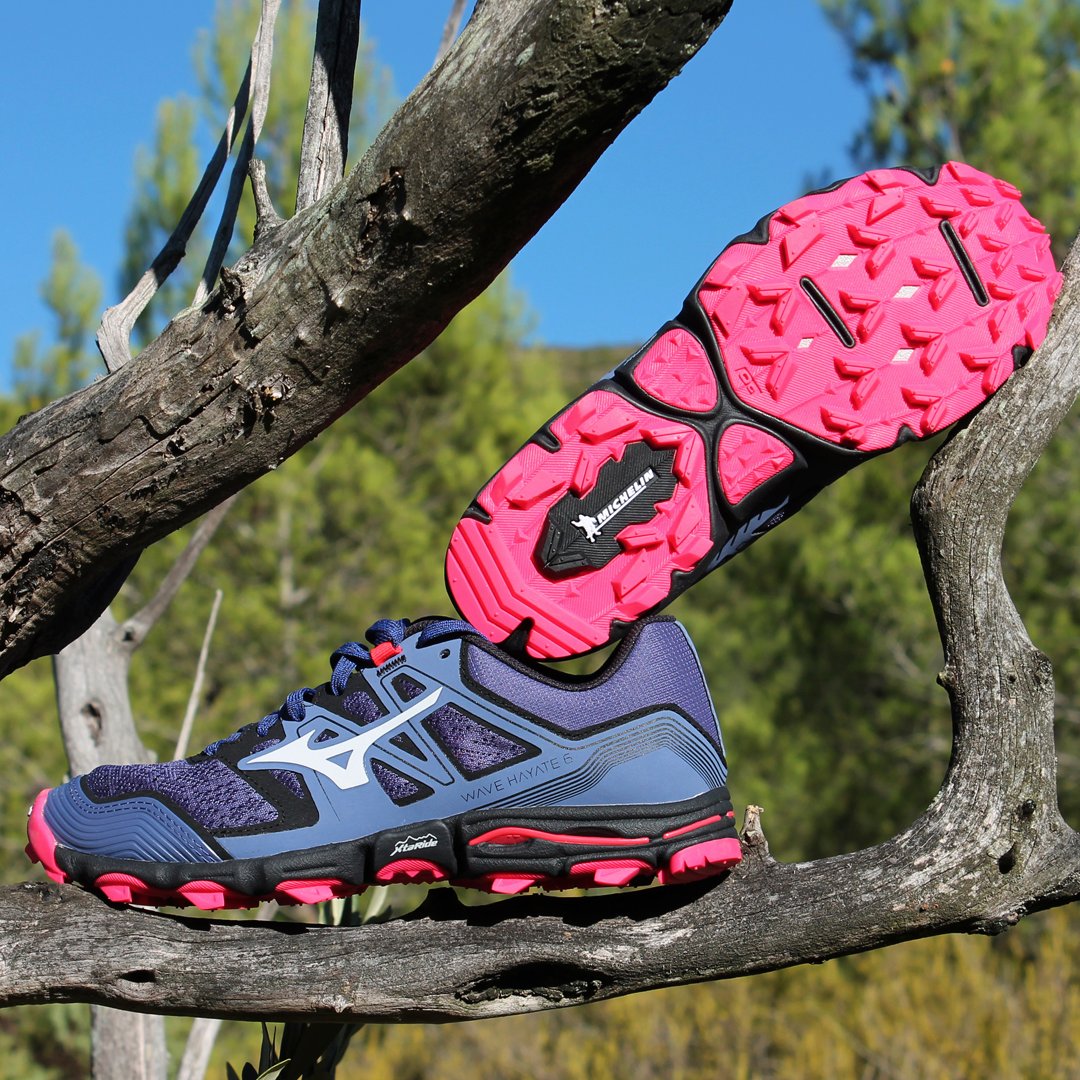 Maravillosamente agresiva 🔥 La Wave Hayate 6 está equipada con una suela Michelin con tacos en forma de X que proporcionan un agarre superior y aseguran la máxima capacidad de propulsión y de frenado.
#Mizuno #TrailRunning #WaveHayate6 https://t.co/xWC1NkS5V7