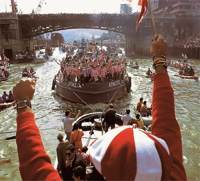 While other teams celebrate winning titles by going on a open-top bus ride through the city. Athletic Club historically have done it by going on a open-top boat ride through the city. On La Gabarra.