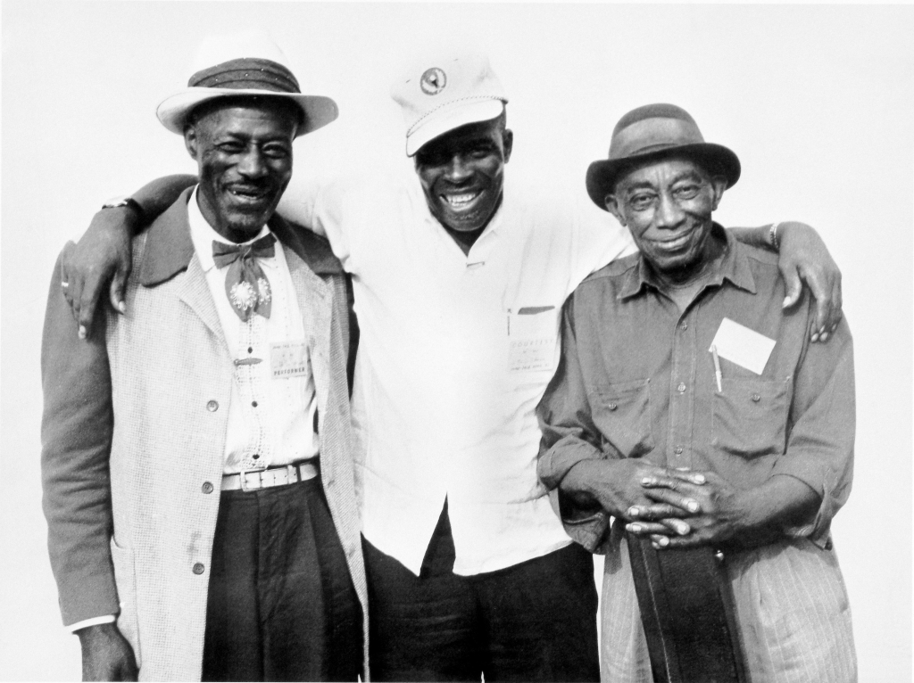DiegoAManrique's tweet photo. Hay un documental, TWO TRAINS RUNNIN',sobre los viajes de coleccionistas (blancos) de blues buscando los músicos (negros) que crearon aquella música poderosa. Encontraron a Skip James y Son House;tuvieron la suerte de evitar a los asesinos del Ku Klux Klan https://t.co/KqSU5lFJfU https://t.co/7O0G7pB208