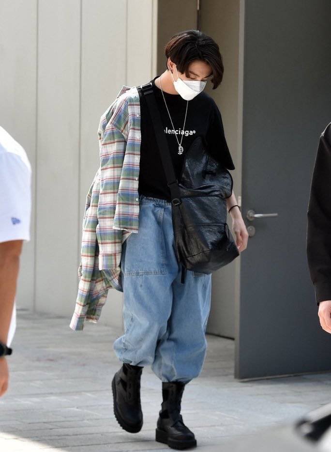 AIRPORTARCHIVES's tweet photo. 200904 Jungkook [ not airport ] https://t.co/wqnb2gMYzs
