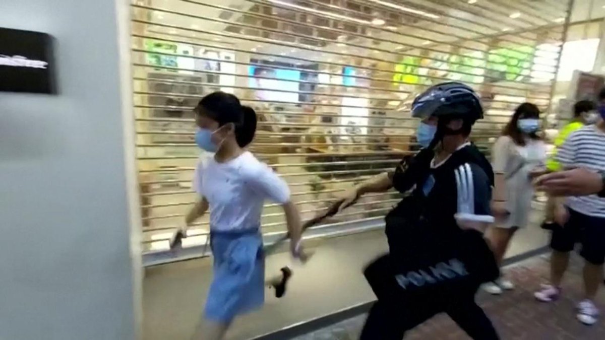 tg2rai's tweet photo. Sconcerto per il #videochoc della polizia di #HongKong mentre ferma brutalmente una dodicenne durante le manifestazioni di protesta contro il Governo. Oltre 300 gli arresti

Al #Tg2Rai delle 20.30 del #7settembre https://t.co/ShyL1C59cH