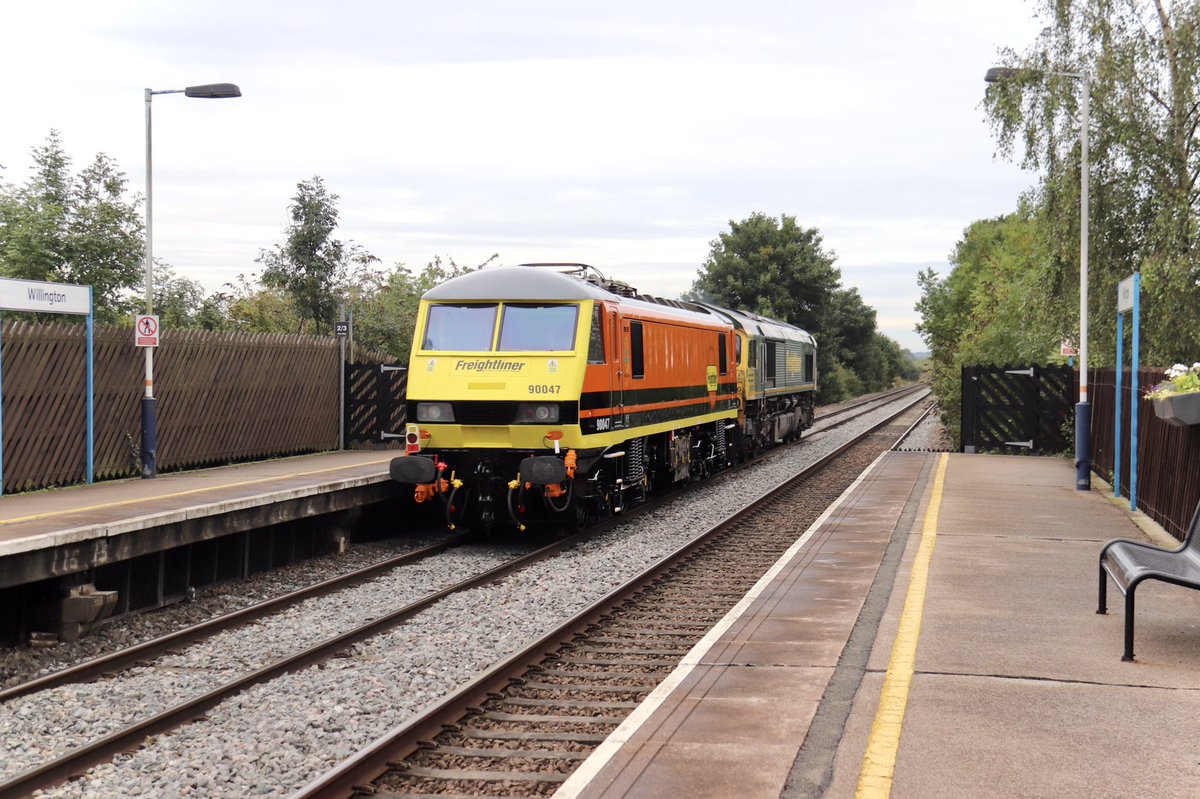 HiPa125's tweet photo. Freightliner #Class66 66550 with G&W-liveried #Class90 90047 in tow, running as 1027 Toton Traction Maintenance Depot > Crewe Basford Hall Sorting Sidings, on the Down Tamworth at Willington.
#PanDown
07/09/20 https://t.co/g8vaMMifrX