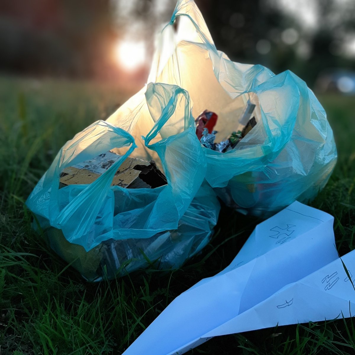 Nog geen 100 mtr. onderweg en we vonden een eerste volle afvalzak, nog geen 25 mtr. van de ondergrondse. Vervolgens bij de visvijver nog eens een volle vuilniszak, gemeld bij <a href="/GemeenteMeppel/">Gemeente Meppel</a> en verder het gebruikelijke zwerfafval. #trashwalkers #zwerfvuil #frisseneusgroeneberm