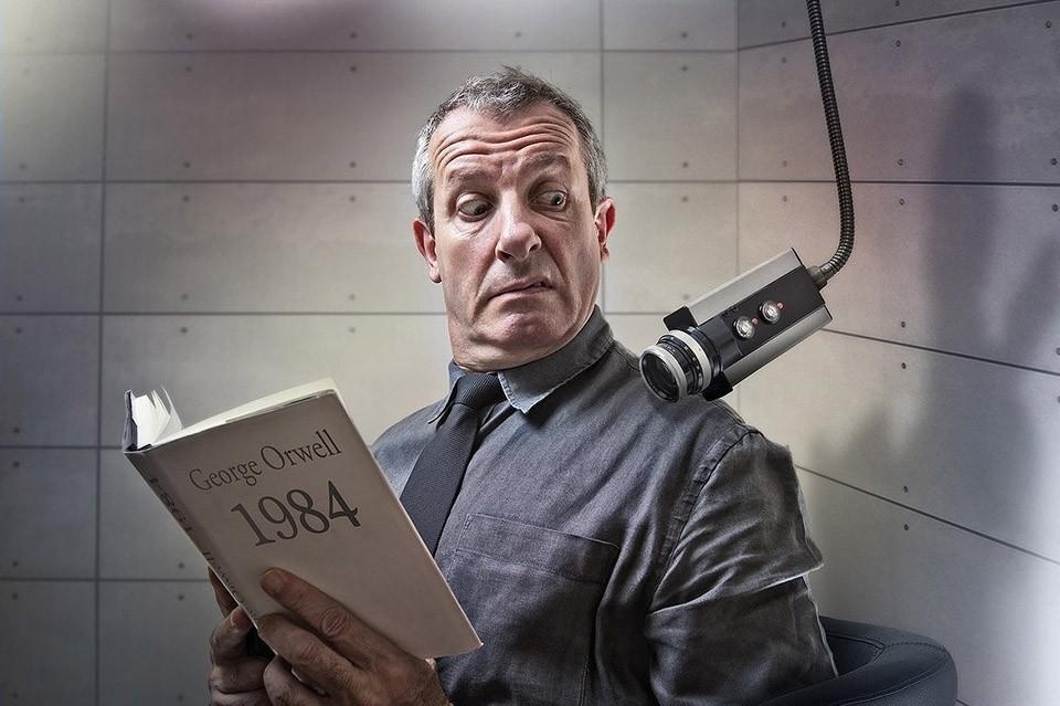 drunktwi's tweet image. Забавный фотопроект про книги, который поймет не всякий