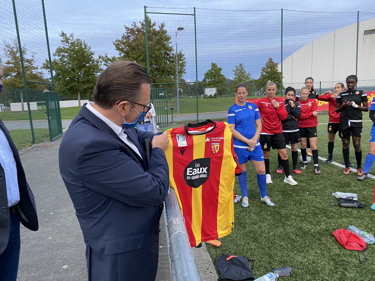 FLeturque's tweet photo. Passage à l’entraînement du @RCLensFeminin à La Gaillette pour saluer les joueuses et leur dire ma fierté de les voir porter le maillot aux doubles couleurs de Lens et d’Arras. Belle saison à elles ! https://t.co/DCxZNuUe1M