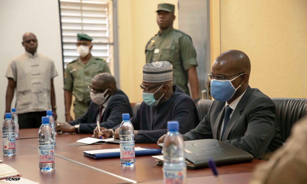 CNSP20's tweet photo. Actualité CNSP | #Audiences | #OCLEI 

Le président du CNSP reçoit en audience le président de l'Office Central de Lutte contre l'Enrichissement Illicite (OCLEI), monsieur Moumouni Guindo.

La dite rencontre a permis de procéder à  l'évaluation de plusieurs dossiers. https://t.co/tsgZsklfsq
