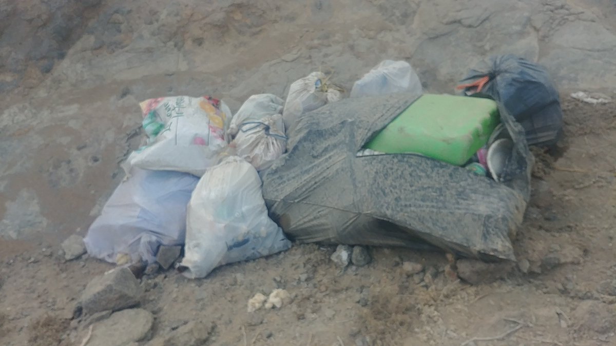 Igual algunos piensan que la basura desaparece sola de la playa #basuraleza