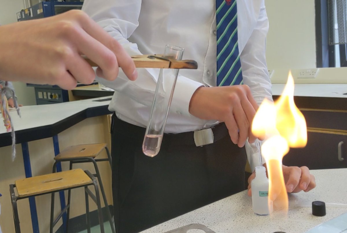ChemistryDgs's tweet photo. Looking at catalysts with the Higher class today. Lots of fantastic colour changes. #RISE https://t.co/mKGfHfLU50