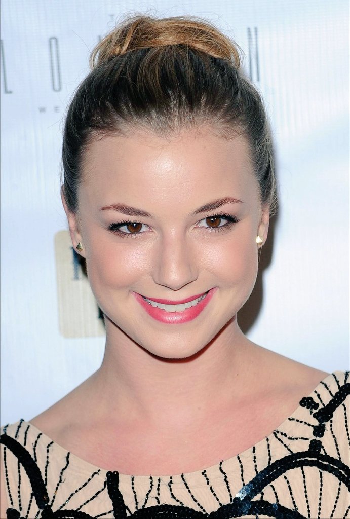 emilyvancamp's tweet photo. thinking about all the flaws emily vancamp doesn't have https://t.co/PQgpyfpPFa
