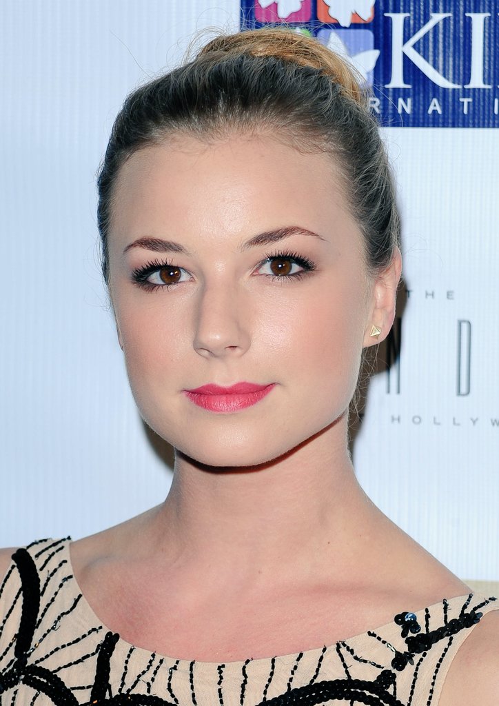 emilyvancamp's tweet photo. thinking about all the flaws emily vancamp doesn't have https://t.co/PQgpyfpPFa