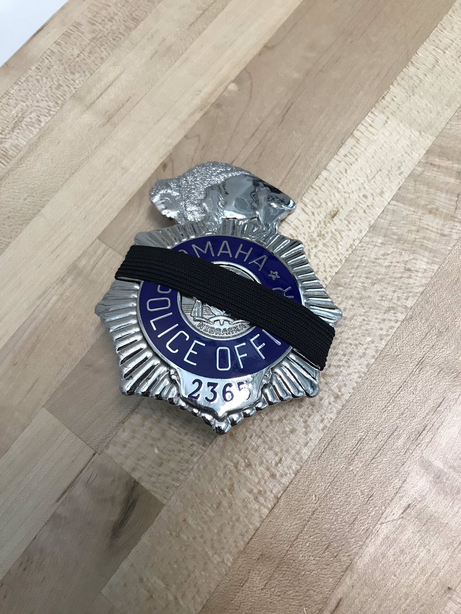 OfcMAnderson's tweet photo. I honestly thought I wouldn’t have to wear my badge like this for a while.  RIP, Ofc. Herrera #1205. 🖤💙🖤 https://t.co/d8cuaCZdlT
