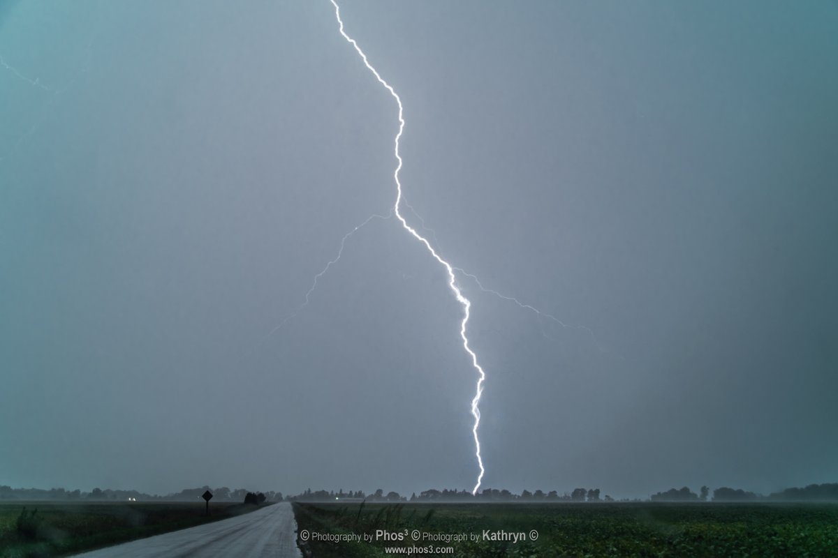 _phos3's tweet photo. Last night's storm had a mixed bag of #Lightning #Bolts #AnvilCrawlers to #Cloudtoground This one was "Positively Striking" #onwx #onstorm https://t.co/V8SHvFQYZL