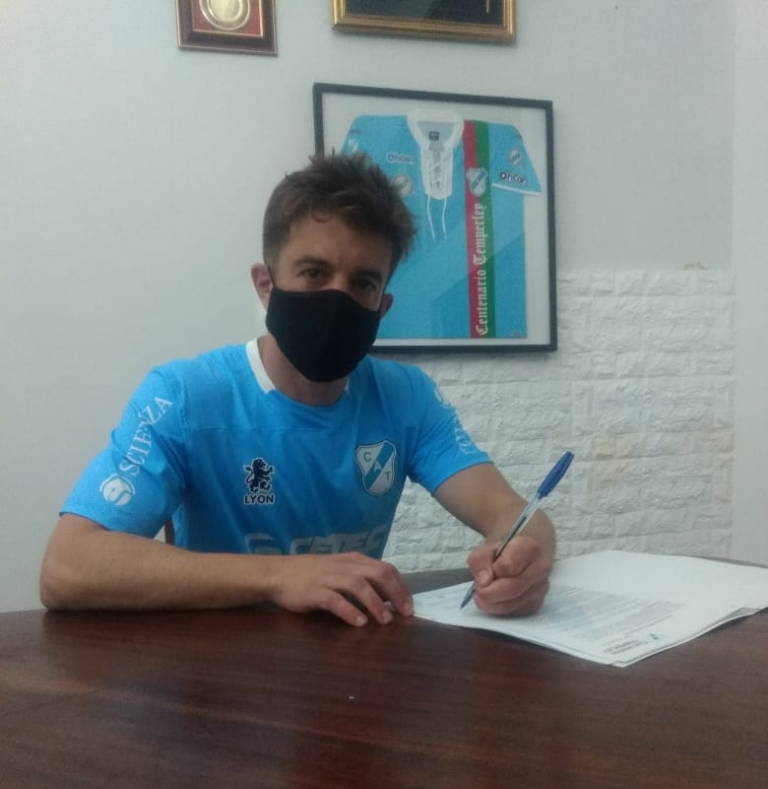 VavelTemperley's tweet photo. #Temperley | Los refuerzos empiezan a firmar sus contratos, en este caso Luciano Balbi. El lateral izquierdo de 31 años llega proveniente de Panetolikos 🇬🇷. https://t.co/Fz65xLn0wB