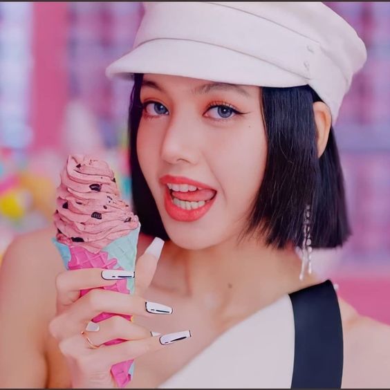 inoozuke's tweet photo. a patroa               //               a cadelinha 
 
#BLINKSelcaDay #BLACKPINK #LISA https://t.co/p7S42JhNTG