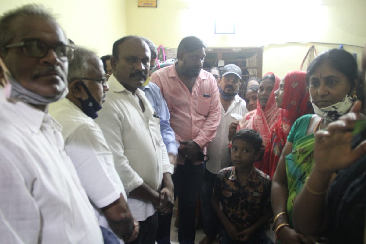 MNMMADHAVARAM's tweet photo. மகளிர் அணியின் பெனாசீர் மற்றும் அவரின் கணவர் ஷாஜகான் சென்ற வாரம் இருவரும் சாலை விபத்தில் அகால மரணம் அடைந்தனர் இவர்களுடைய இரு குழந்தைகளுக்கு உதவும் வகையில் திருவொற்றியூர் மற்றும் மாதவரம் நிர்வாகிகளின் அனைவரும் இணைந்து ஆலோசித்து உதவும் கரம் கொண்டு ரூபாய் 50,000 நிதி கொடுக்கப்பட்டது https://t.co/4Jh1HI47yV