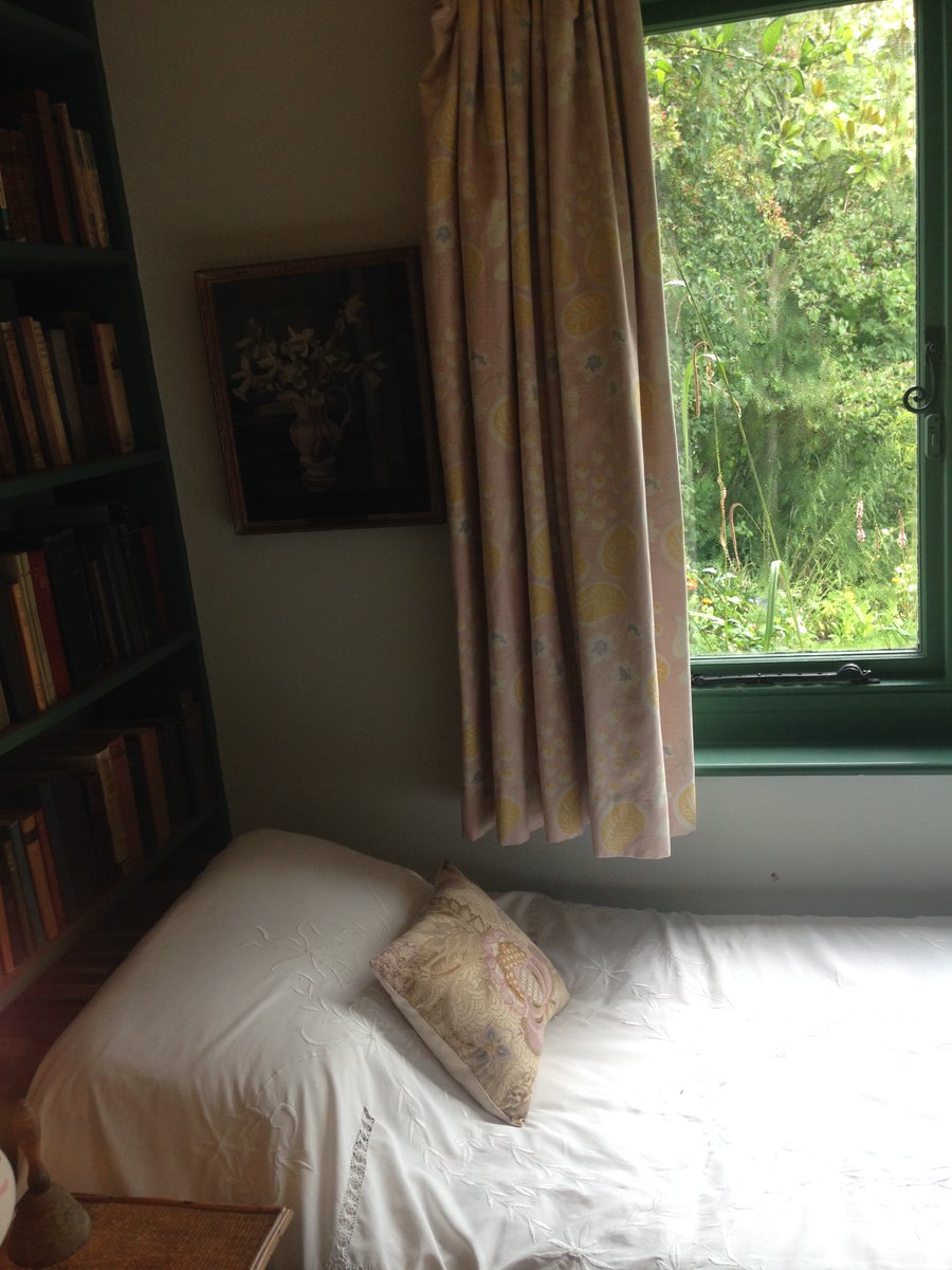 osmanakinhay's tweet photo. Virginia Woolf'un evinin içi, bahçesi... https://t.co/J3foml7Ng9