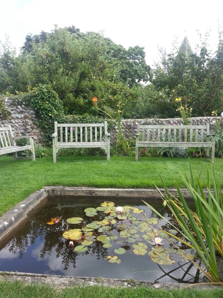 osmanakinhay's tweet photo. Virginia Woolf'un evinin içi, bahçesi... https://t.co/J3foml7Ng9