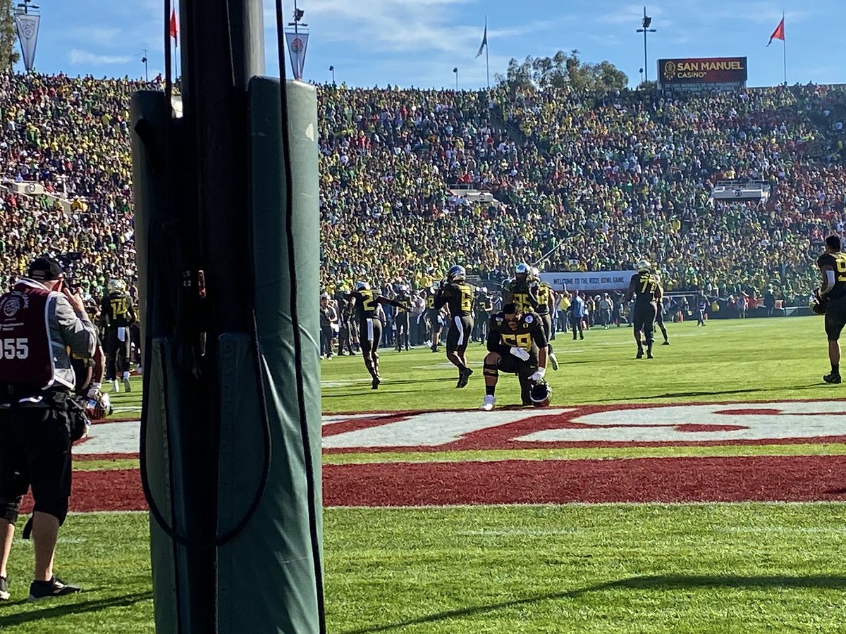 godux1987's tweet photo. @peneisewell58 Iβm grateful I was at the @rosebowlgame for your last game in a @GoDucks uniform
Thanks for all the incredible memories at @uoregon @oregonfootball ππ¦
There isnβt a better example of what it means to be a TRUE Man of Oregon π€π―π¦ #NextStopNFL π€#GoDucks #OT1 https://t.co/iY4BLcbWTU
