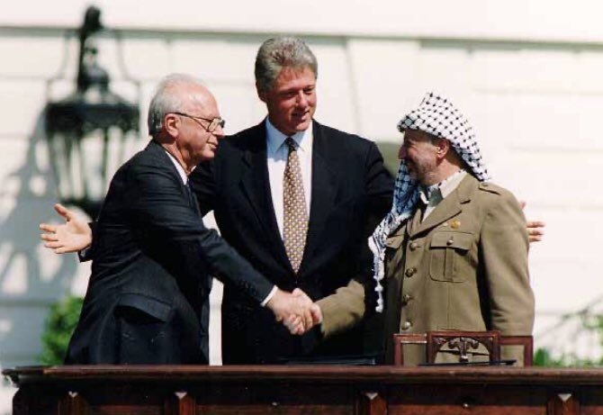 Yitzhak Rabin  (gauche), Bill Clinton  (centre) et Yasser Arafat  (droite) lord des accords d’Oslo (1993)