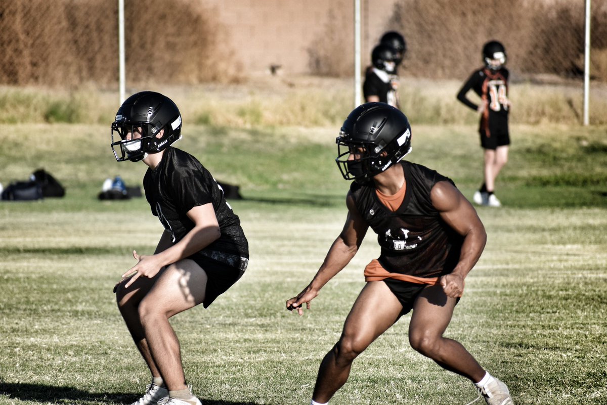 Anabel51413064's tweet photo. Day 1...happy to be here capturing today's practice. #scorpions #boostermom @CaliBloodLine81 @SpiceBoy408 @mikey_jr_ortiz @DEmamaMonique @DEdgeFootball https://t.co/bnde6ZAfWj