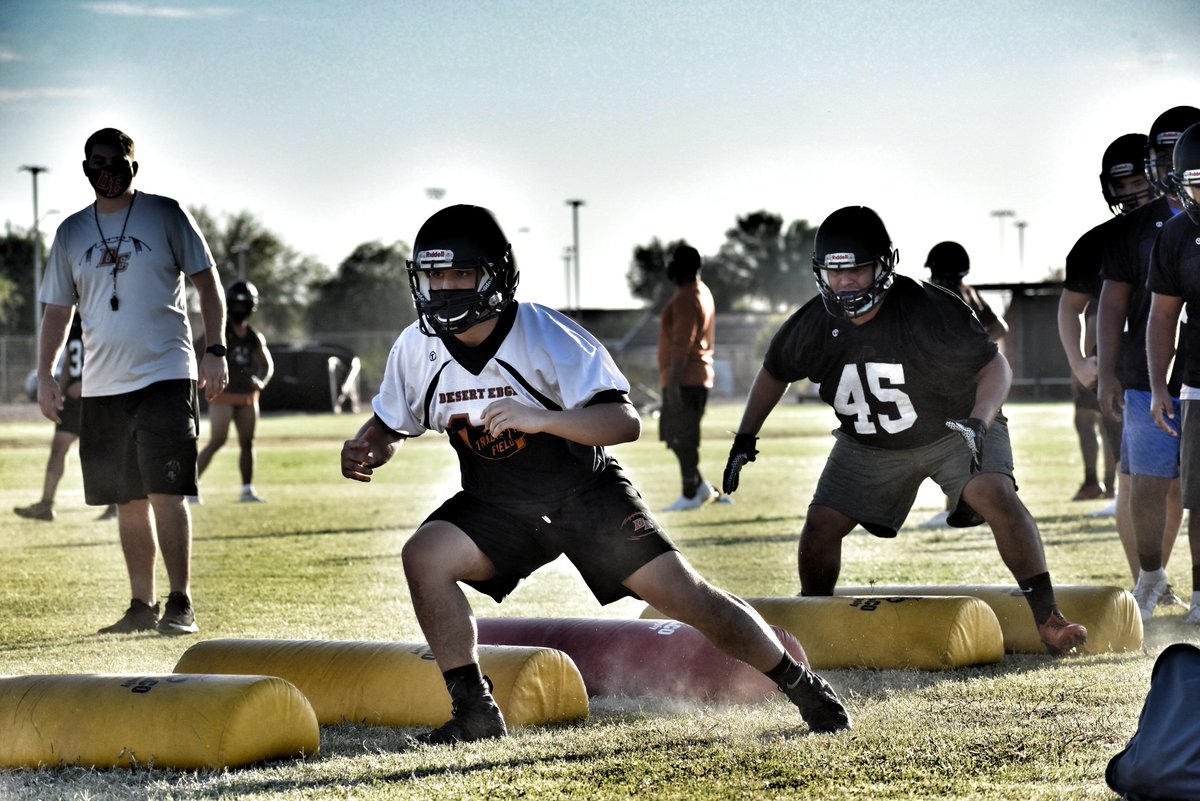 Anabel51413064's tweet photo. Day 1...happy to be here capturing today's practice. #scorpions #boostermom @CaliBloodLine81 @SpiceBoy408 @mikey_jr_ortiz @DEmamaMonique @DEdgeFootball https://t.co/bnde6ZAfWj