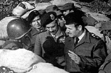 Le président Hafez al Assad (droite) et le general Tlass (gauche) à Hama en 1982 