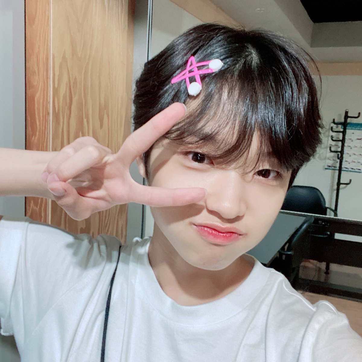 dongpyo feeding all those kpop stan's kidcore dreams when he wore pink hairclips