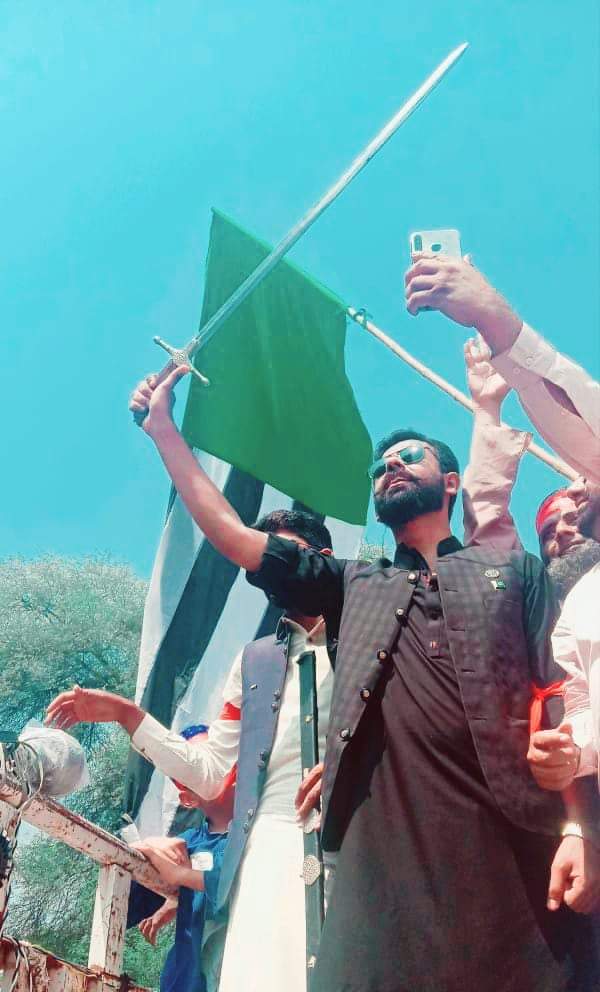 SM_Rwp_Isb_SYP's tweet photo. #لبیک_یارسول_اللہ
ایک ایسا نوجوان جسکی بڑی بڑی مونچھیں ہیں
جو کہ مولوی نہیں بلکہ انجینئر ہے
جو مدرسے کا پڑھا ہوا نہیں بلکہ یونیورسٹی کا پڑھا ہوا ہے
آج دفاع ختم نبوت کے لیے اسکے ہاتھ میں #تلوار دنیا کو یہ پیغام دے رہی ہے
کہ ہم اپنے نبی کی عزت و ناموس پر مر مٹنے کو ہردم تیار ہیں https://t.co/M8dHw61dBH