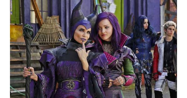 36. Descendants (2015) dir. Kenny Ortegaso im pretty disappointed that this isnt further up on my list bec i do truly like it a lot. it's the movie that got me back into liking disney unironically. i really love this concept. i think it's interesting and super cute. +