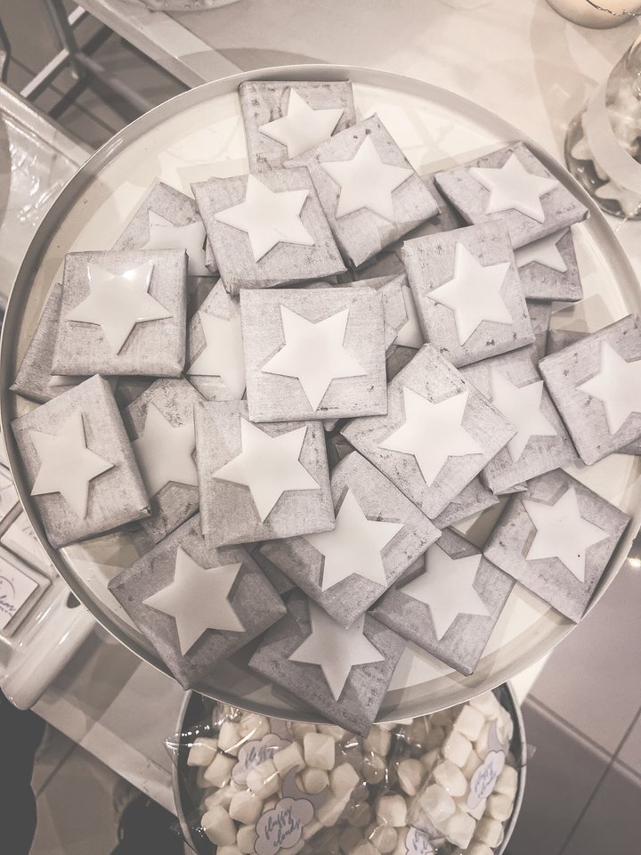 sparklesndust's tweet photo. How cute are those chocolates? 
⠀
•••⠀
 #sparklesndust #riyadh #riyadhevents #riyadhguide #riyadhconnect #eventplanning #riyadhtrends #babyshower #moontheme #startheme⠀
#مواليد_الرياض #توزيعات_الرياض #توزيعات_مواليد #تنسيق_حفلات https://t.co/tdMjrkafWS