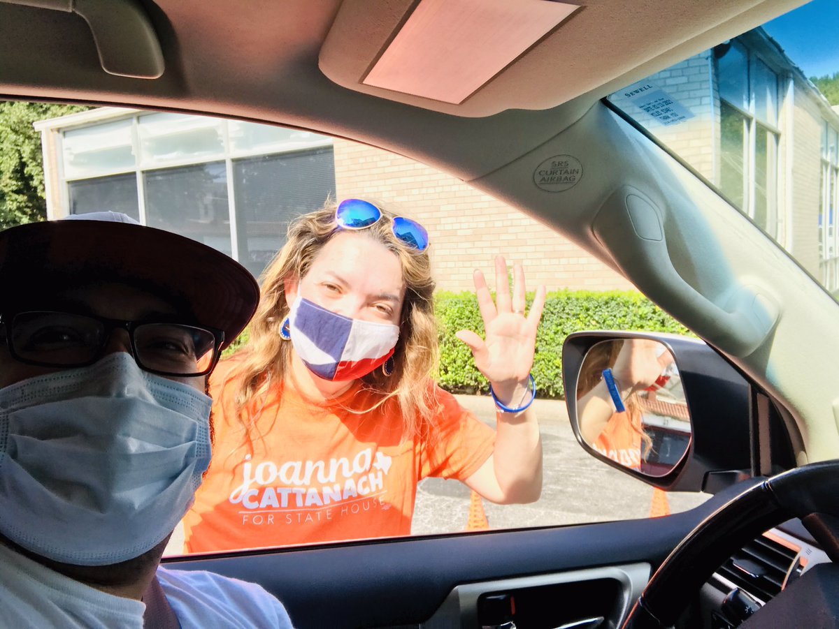 JesseForDallas's tweet photo. ¡Esta familia votará por @JoeBiden! Had a great time at the Labor Day Drive Thru Yard Sign Pickup shout out to @Joanna4Texas and @JoeCarreon #DallasISD #HD108 #LaborDay #Bracero  #BackYardPicnic ☀️ 🧺 🗳 https://t.co/QFOFR1jvVT