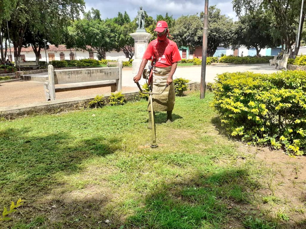 FelixR_JPSUV's tweet photo. #07Sep| Iniciamos la semana con una jornada de ornato en las principales plazas de nuestro Municipio. 
Con el fin de mantener las áreas de esparcimiento en óptimas condiciones para ser punto de encuentro de los San Sebastianeros, bajo las condiciones de la #CuarentenaSupervisada. https://t.co/gRGg82KSCO
