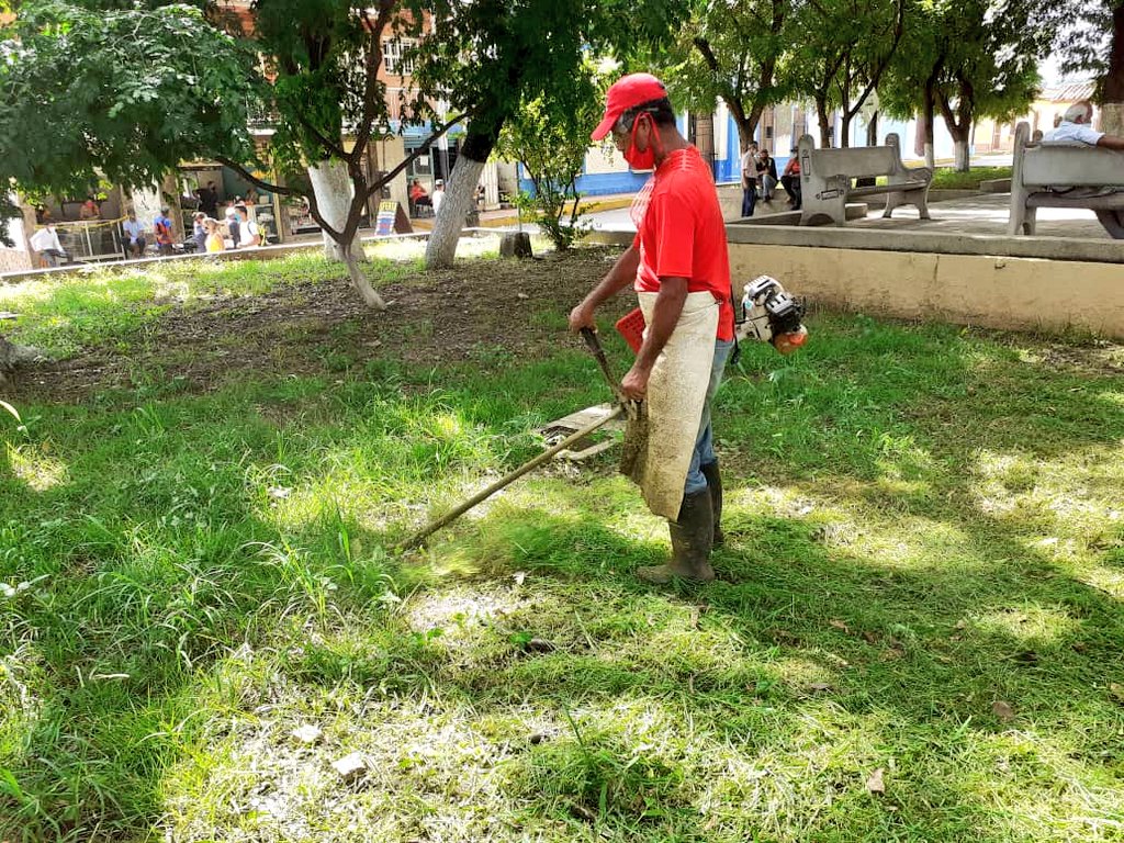 FelixR_JPSUV's tweet photo. #07Sep| Iniciamos la semana con una jornada de ornato en las principales plazas de nuestro Municipio. 
Con el fin de mantener las áreas de esparcimiento en óptimas condiciones para ser punto de encuentro de los San Sebastianeros, bajo las condiciones de la #CuarentenaSupervisada. https://t.co/gRGg82KSCO