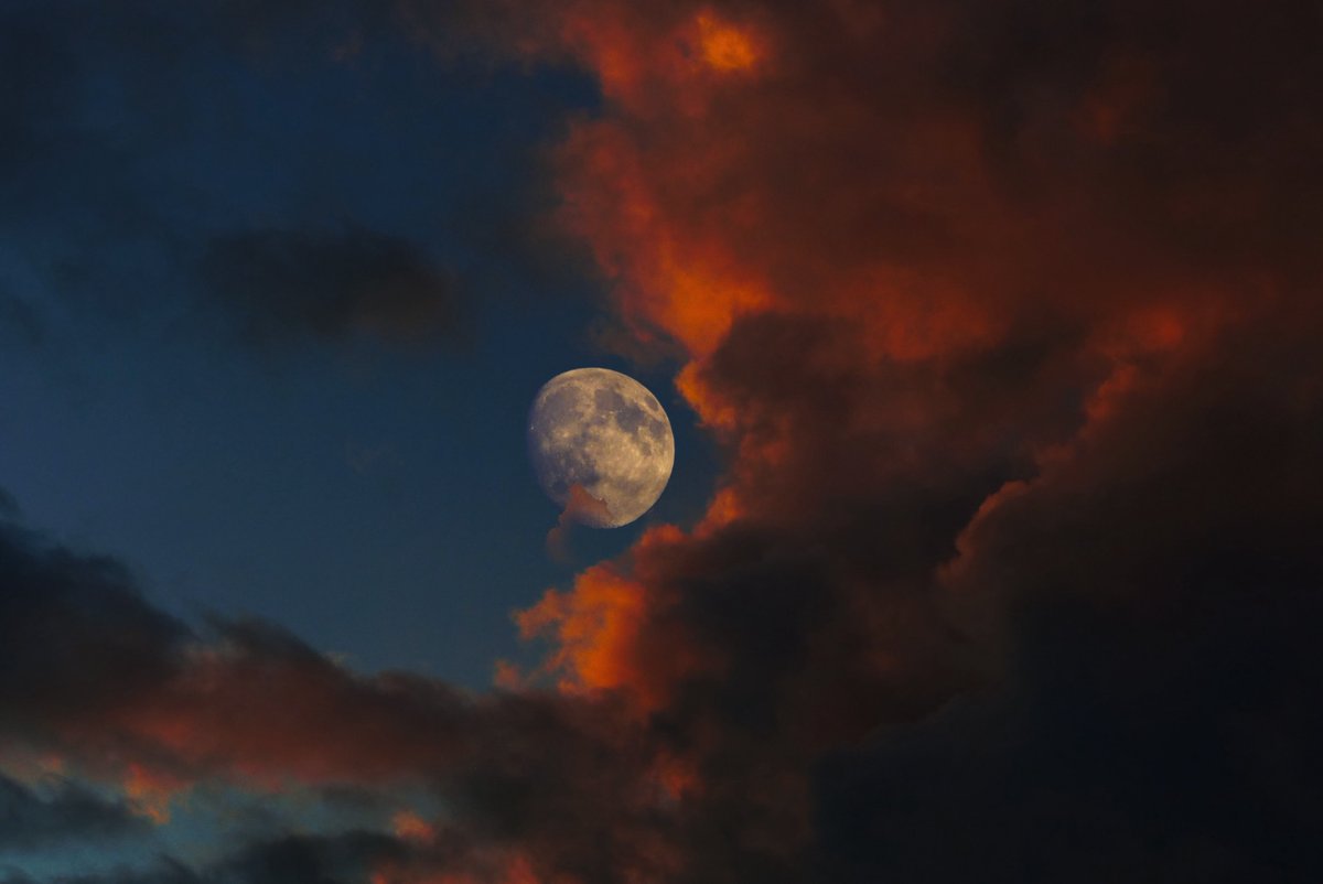 #Bollemaan #Bultmaan tijdens laatste kwartier #Groningen
@Helgavanleur
<a href="/WNLVandaag/">WNL Vandaag</a> @Buienradar @Mooieluchten