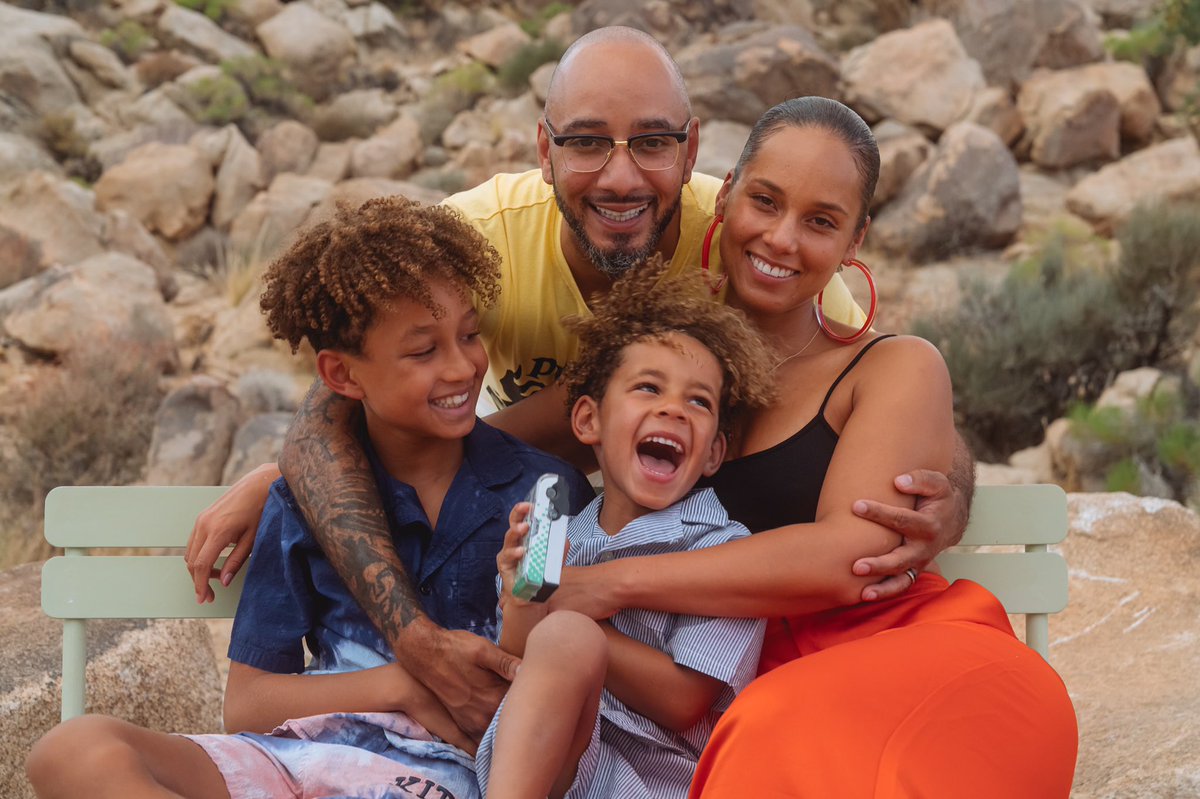 aliciakeys's tweet photo. Black joy. Black love. We send our love to you and yours! What are you doing to connect with those u love?? 🥰🧡🥰 https://t.co/dreeH2eMqX