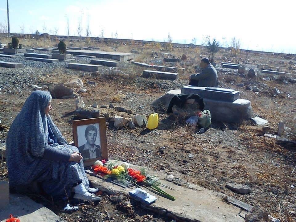 یکی از خاوران های کردستان. مادر یک اعدامی (بیژن بهرامی) دهە ٦٠پس از تیرباران فرزندش اینجا را (محلی بین سنندج و قروە) به او نشان دادەاندکه جانیان منفور 'لعنت آباد' تابلو زدەاند. 

این جانیان  این سالها از تحویل جنازەها و حتی محل دفن رامین و زانیار و لقمان و بسیاری دیگر وحشت دارند.