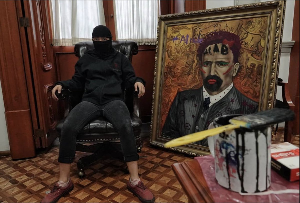 El cuadro de Madero que está en la #CNDH con sus retoques hoy debe tener un precio incalculable como pieza histórica. Deberían exhibir así como está hoy en un Museo y lo digo en serio como recordatorio al abandono a las víctimas de la violencia en este país